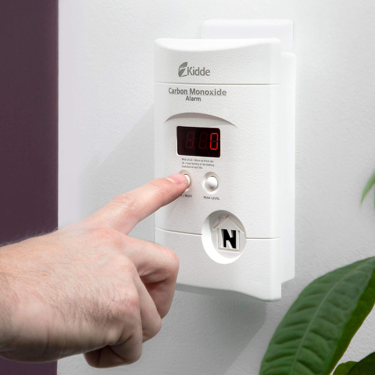 Carbon Monoxide Detector, Plug-In with Digital Display B9354